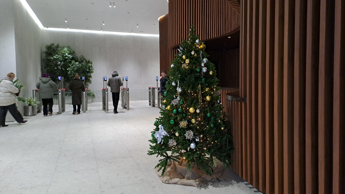 Жду клиента рядом с ёлочкой.