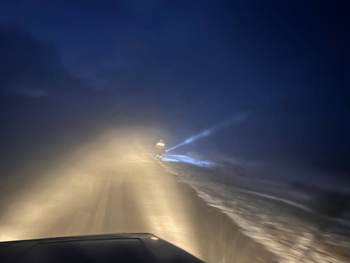 Сотрудники Федоровского РЭС ведут работы по устранению аварийнсй ситуации 13 дкабря 2025 года.