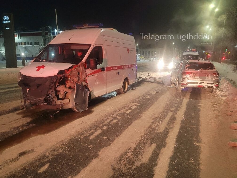    Девушка-водитель из Нижневартовска не пропустила скорую и получила травмы