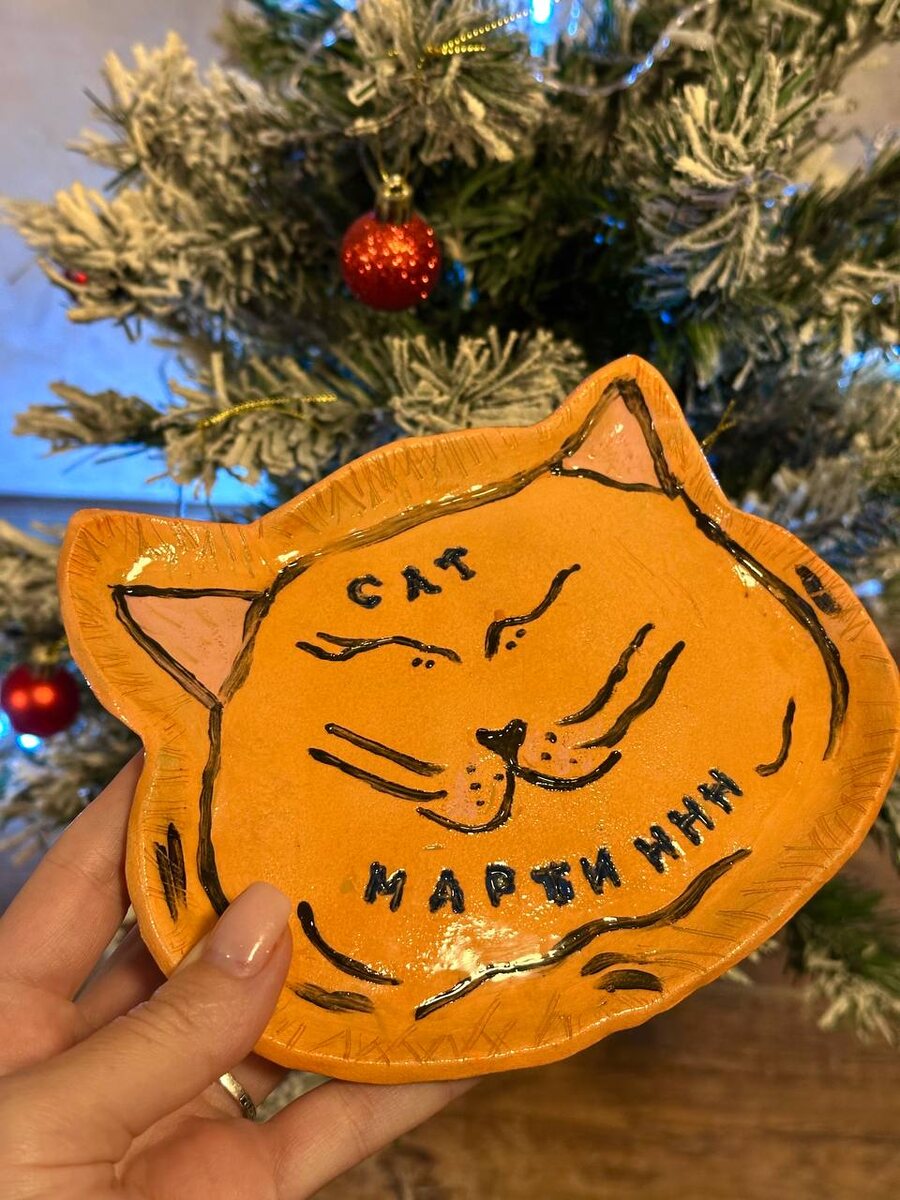 Вот так выглядит наша тарелочка после двух обжигов. С нее можно есть и ее можно мыть.