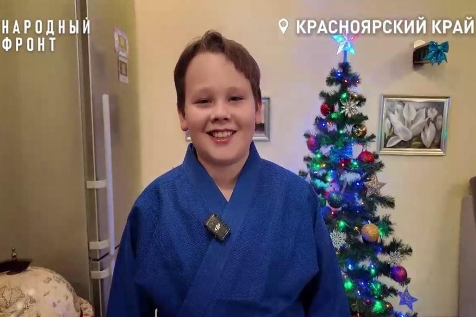    Юный дзюдоист Володя сияет: его мечта сбылась! Фото: стоп-кадр видео телеграм-канала onf_krasnoyarsk