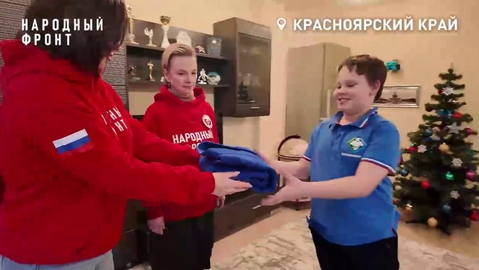    Мальчик немного растерялся, когда к нему приехали гости, чтобы передать подарок от президента страны. Фото: стоп-кадр видео телеграм-канала onf_krasnoyarsk