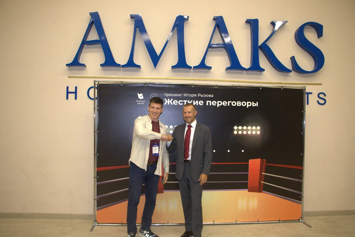 Вспомните школьные дискотеки. Большинство парней скромно стояли у стены, заранее убеждая себя: «Она со мной точно не пойдет». А один-два смельчака просто подходили и спрашивали. Получили отказ? Ничего страшного, спросили у другой