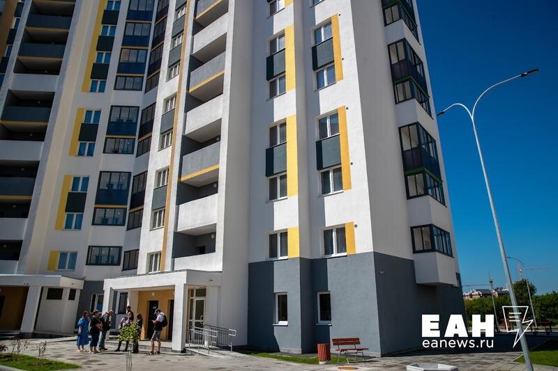    Люди у подъезда многоквартирного дома