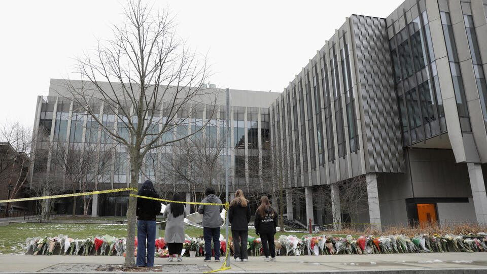     США приостановили программу розыгрыша грин-карт REUTERS/Taylor Coester