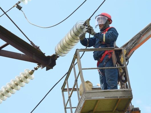    Ремонтные работы на линии электропередач //Фото: пресс-служба «Россети Юг»