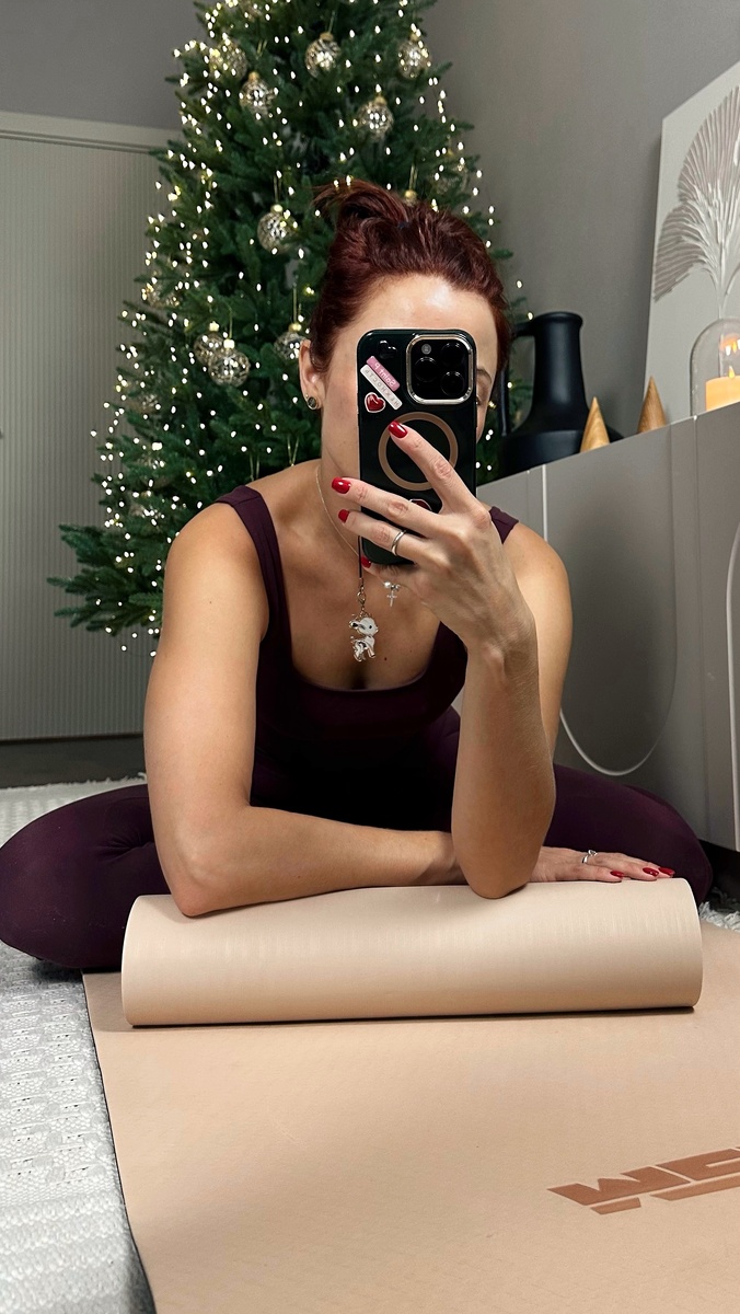 О том, что в жизни обязательно должен присутствовать хотя бы какой-нибудь, даже самый легкий спорт, зарядка или разминка, я напоминаю вам постоянно. Понимаю, что возможно это выглядит так, как будто я попугай, который повторяет одно и то же, но я все равно не перестану 🙃 Попугаи птицы не очень умные, а значит им нет дела надоели они своим лепетом или нет. Притворюсь попугаем — спорт нужен и чем вы старше, тем он вам нужнее. 