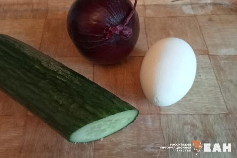    Огурец, яйцо и луковица