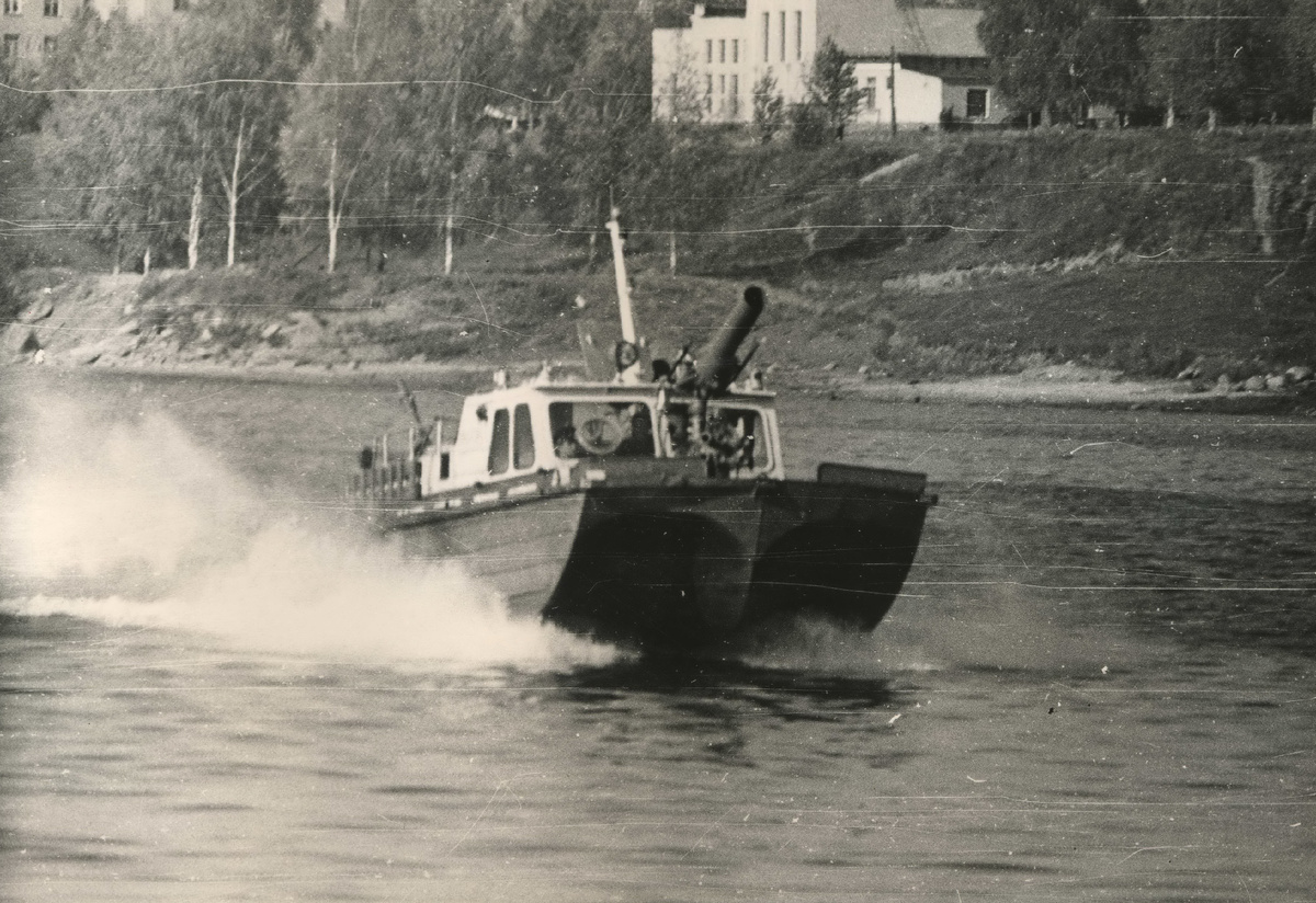Пожарное судно "Прометей" на полном ходу 