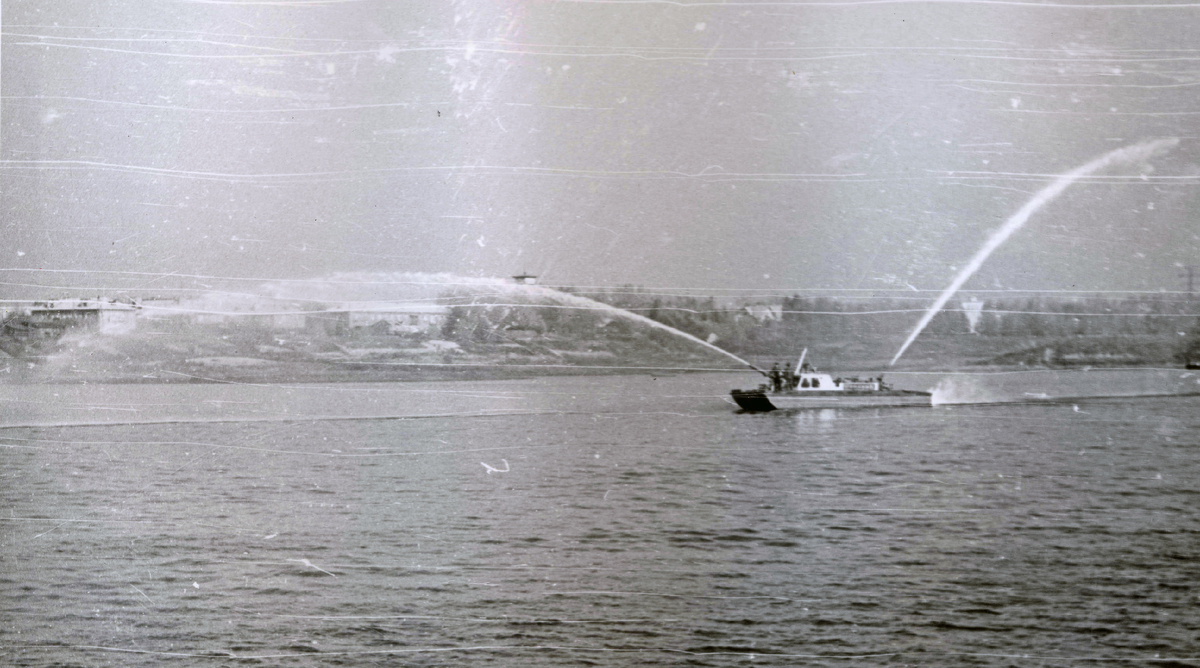 Работа лафетных стволов пожарного судна "Прометей" 