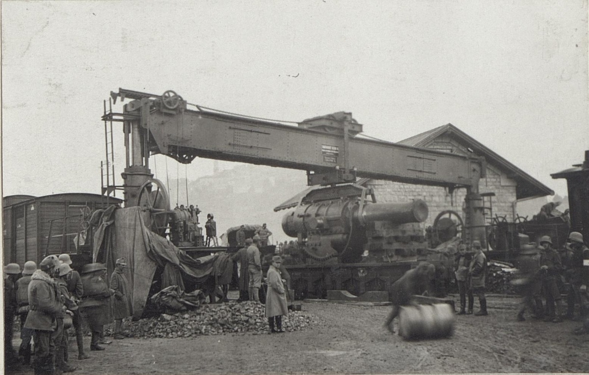 Выгрузка прибывшего на фронт 420-мм орудия М.16. 1914 год.