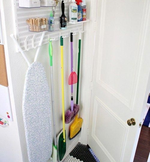 Где хранить швабру, пылесос и другие бытовые мелочи: 12 практичных идей для квартиры