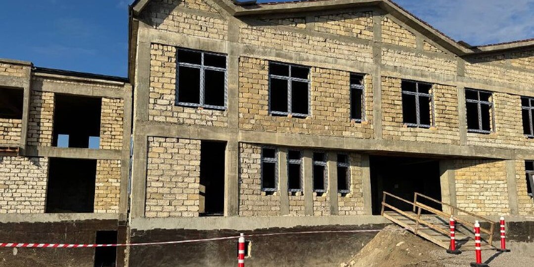 «В знак взаимной дружбы»: в Азербайджане строят детский сад при поддержке российского региона