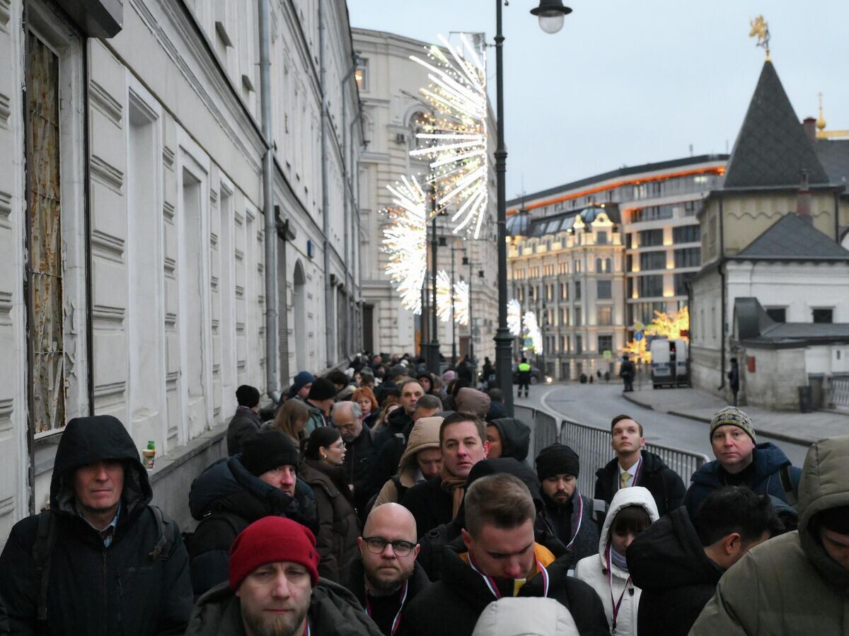    Люди стоят у входа в Гостиный Двор перед началом прямой линии и пресс-конференции президента России Владимира Путина | © РИА Новости / Григорий Сысоев