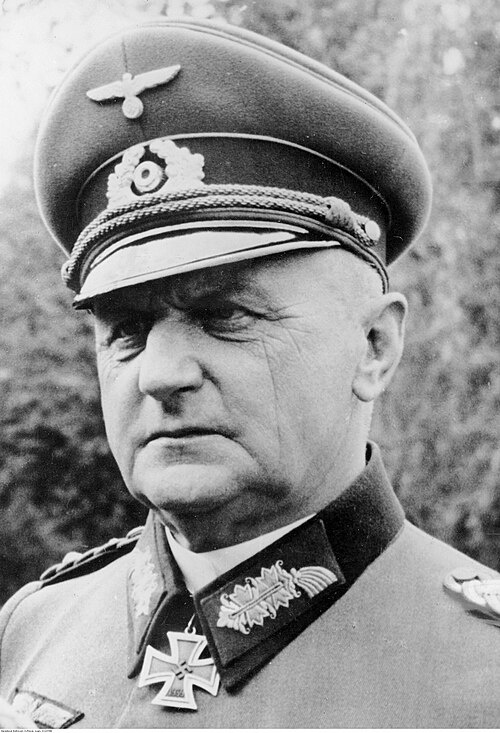 Курт Хаазе (нем. Curt Haase; 15 декабря 1881, Бад-Хоннеф — 9 февраля 1943, Берлин) — немецкий военный деятель, генерал-полковник (19 июля 1940 года)