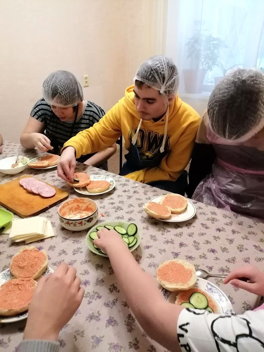 фото автора. гамбургеры вчера делали на кулинарии. листайте, чтобы увидеть результат  