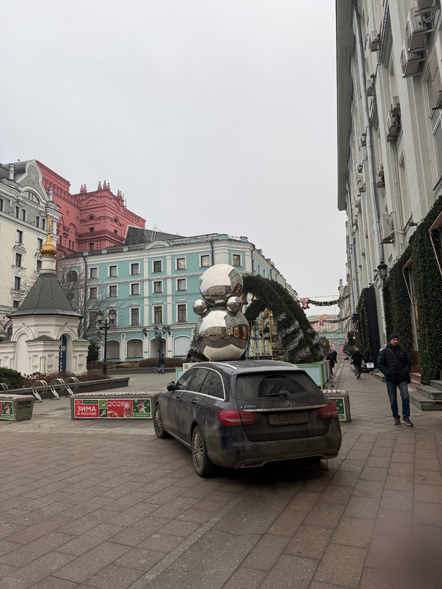 По фотографии создается впечатление, что неваляшка установлена на капоте машины, но это не так)