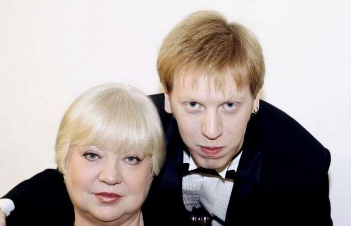 Сын от первого брака живёт во Франции.