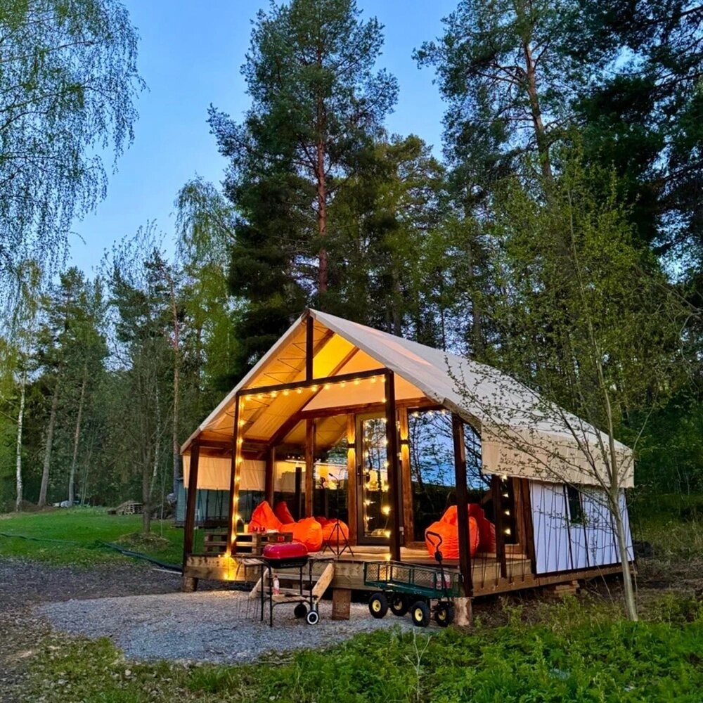 В лодже «Сампо» есть уютная терраса с креслами-мешками, гриль-зона. Фото: Глэмпинг «Сампо» / Яндекс Путешествия