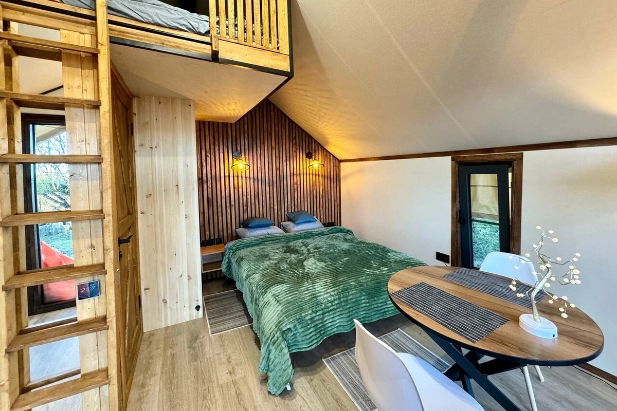 Самый комфортный вариант — это лодж с видом на озеро. Это тёплый домик с панорамными окнами, двуспальной кроватью, кухней, санузлом и антресолью для дополнительных спальных мест. Фото: Глэмпинг «Сампо» / Яндекс Путешествия