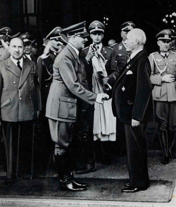 Адольф Гитлер и Густав Крупп (справа), 13 августа 1940 года © Public domain