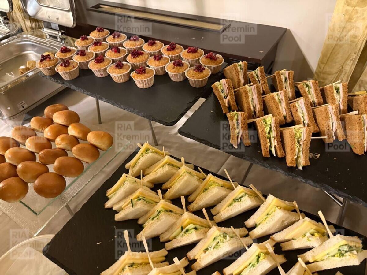    Завтрак для журналистов перед пресс-конференцией Владимира Путина | © Фото : RIA_Kremlinpool/Telegram