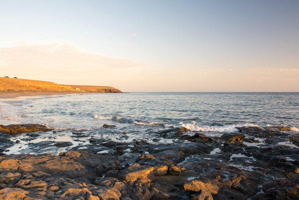    A beautiful shot of the shore in the South of Fuerteventura, Canary Islands, Spain Журналист