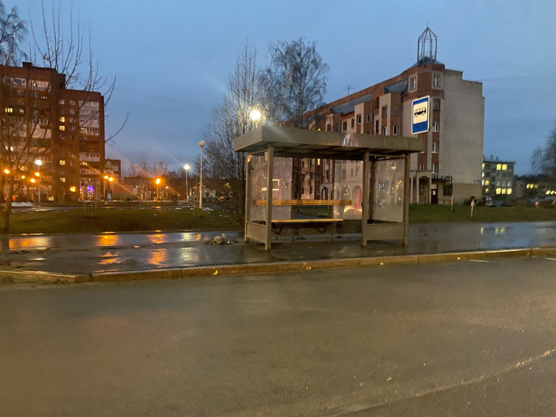    Вандалы ломают остановки в Петрозаводскечитатель "Фактор"