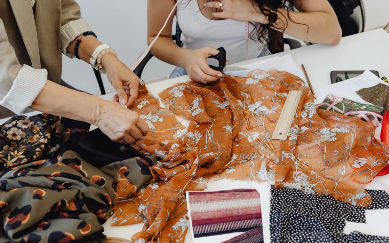 Стрейч или не стрейч: как не ошибиться в выборе ткани онлайн