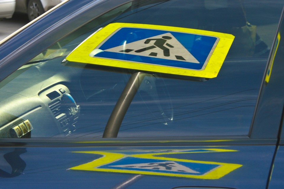    Женщина сбила знак и уехала Олег УКЛАДОВ