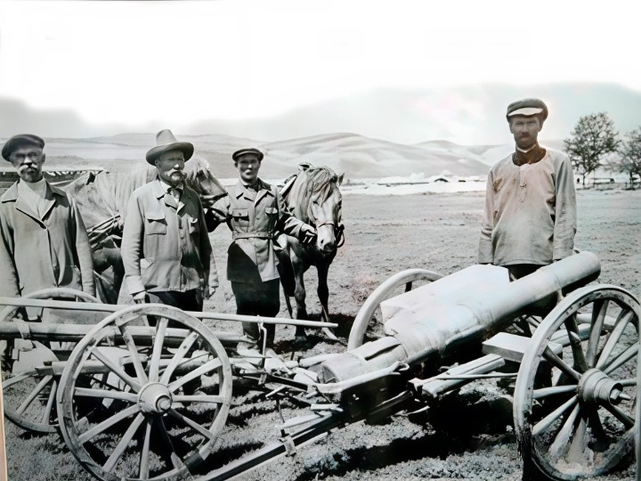 Участники Черкасской обороны с одной из самодельных пушек. Фото с сайта silkadv.com