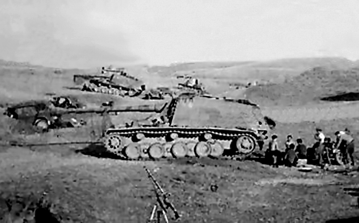 в кадре – мат. часть взвода тяжёлых истребителей танков в составе 3-й роты 521-го противотанкового дивизиона вермахта на привале в сталинградской степи. На переднем плане – пулемёт МГ-34 на универсальном станке развёрнут для ведения огня по воздушным целям, далее – оба «Упрямых Эмиля», вдали виден один из «Panzerjäger I» из состава той же 3-й роты дивизиона.