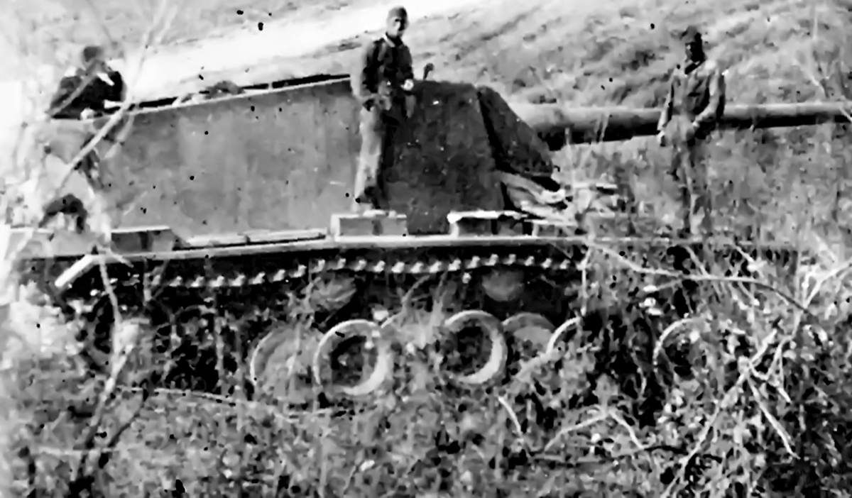 один из «Упрямых Эмилей» на коротком привале в кустарнике на сталинградском направлении. На правом крыле видны самодельные ящики. Над бронекрышей видны окуляры бинокулярного перископического прибора командира для поиска целей и наблюдения за полем боя. Начало осени 1942 года.