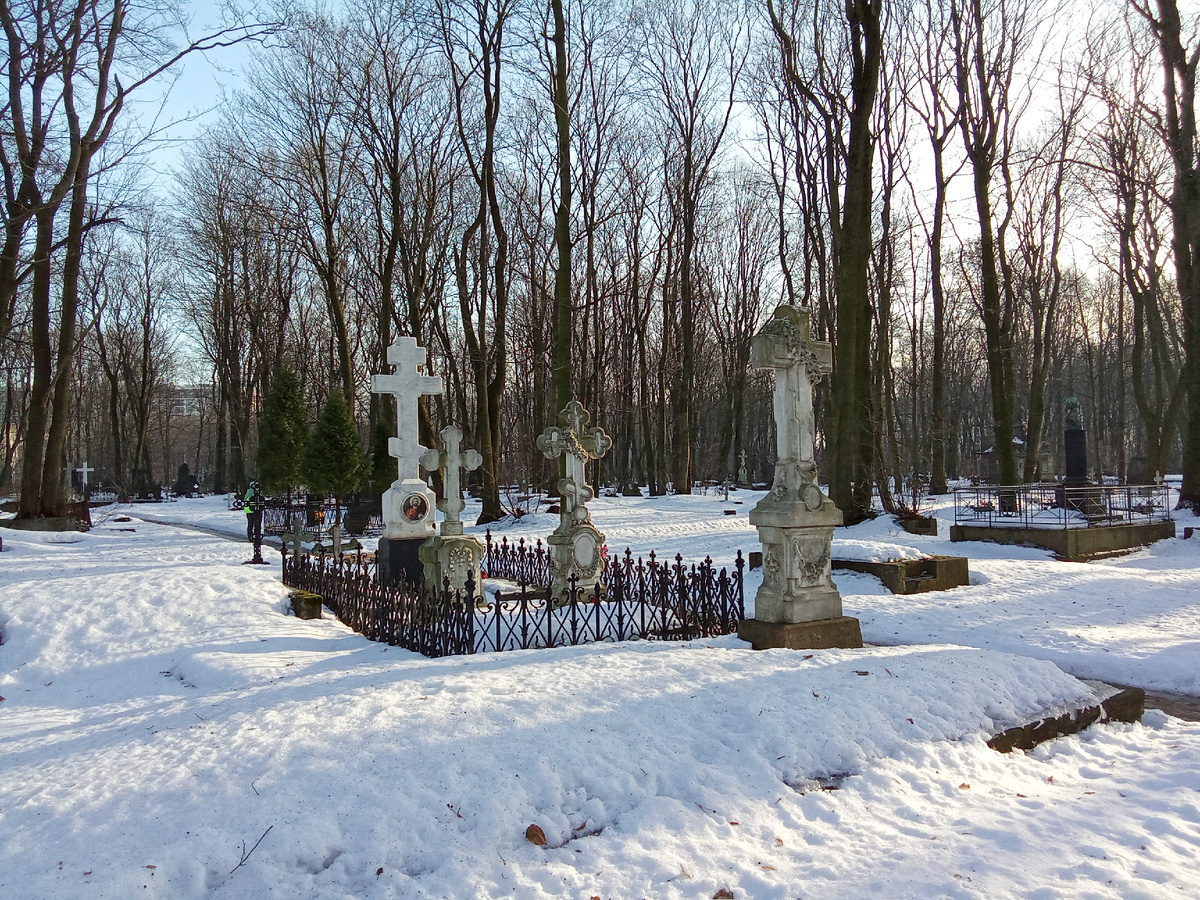 Некрополь Тютчевых на кладбище Воскресенского Новодевичьего монастыря. 