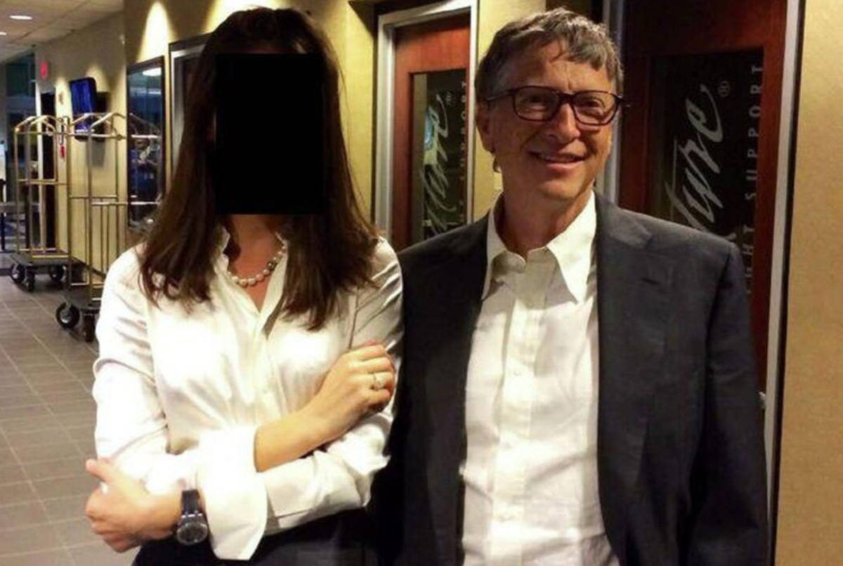    Билл Гейтс с молодой девушкой. Фото: House Oversight Committee Democrats