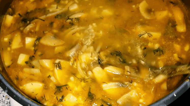 Грибной супчик с макаронными изделиями, зеленью и немного чеснока для аромата.