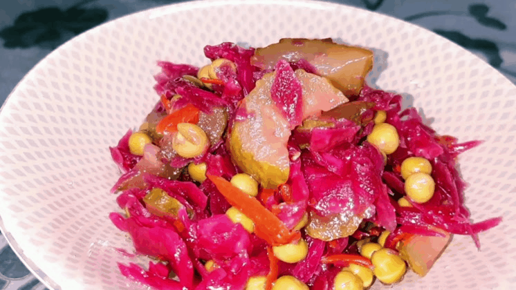 Овощной салат: квашеная капуста со свеклой, марнованными огурцами и зеленым горошком.