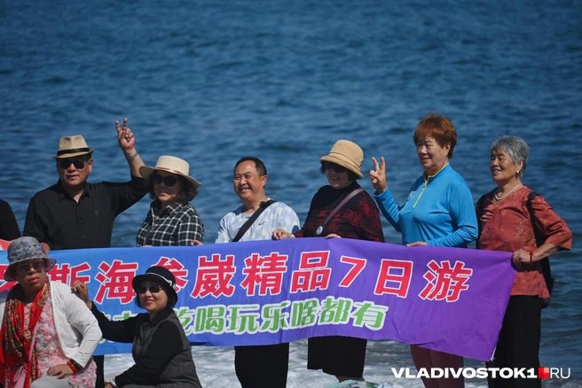 Счастливые китайские туристы во Владивостоке. 2019 год. Источник: vladivostok1