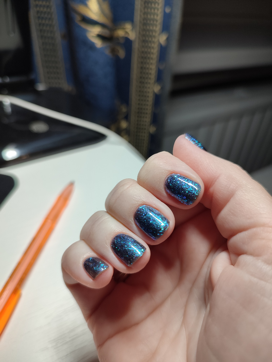 По факту цвет изумрудный, но на фото больше синего