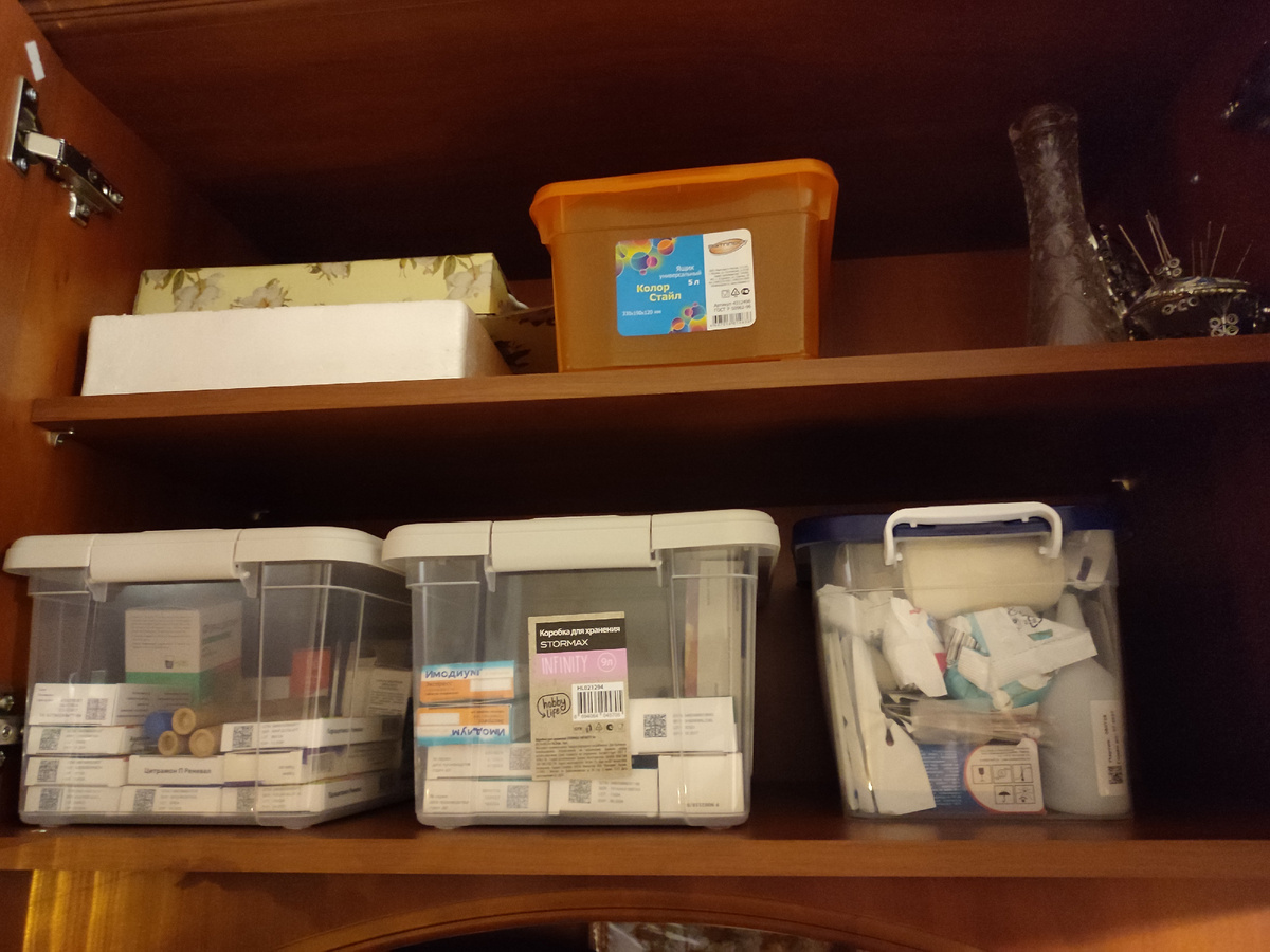 На полку в закрытый шкаф контейнеры поставила, очень удобно - сразу видно где, что лежит. Верхняя полка ещё наведением порядка не охвачена😉