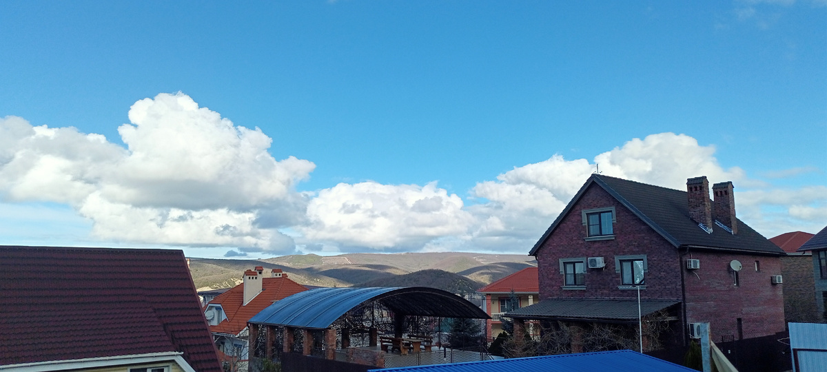 Это вид с моего второго этажа. Там две оранжевые крыши с белыми трубами - это как раз за четверть миллиарда дом продают, я рассказывала