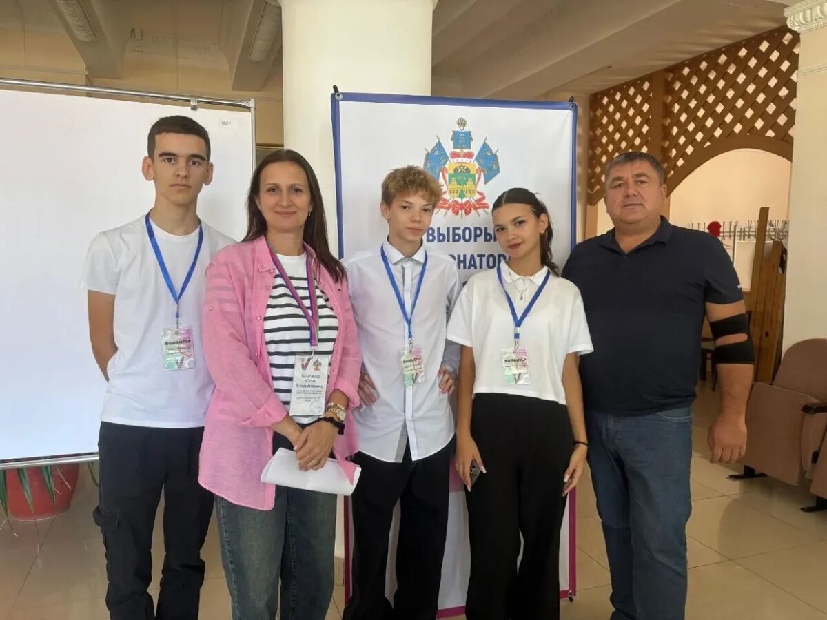    На выборах губернатора Кубани волонтеры Ванновского поселения помогали избирателям с ОВЗ и пожилым людям реализовать право голоса / фото пресс-службы Ванновского поселения