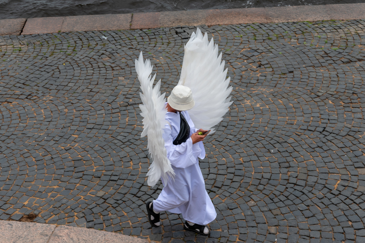 Автор фото: Михаил Тихонов / "ДП". Парень в костюме ангела с телефонов в руках.