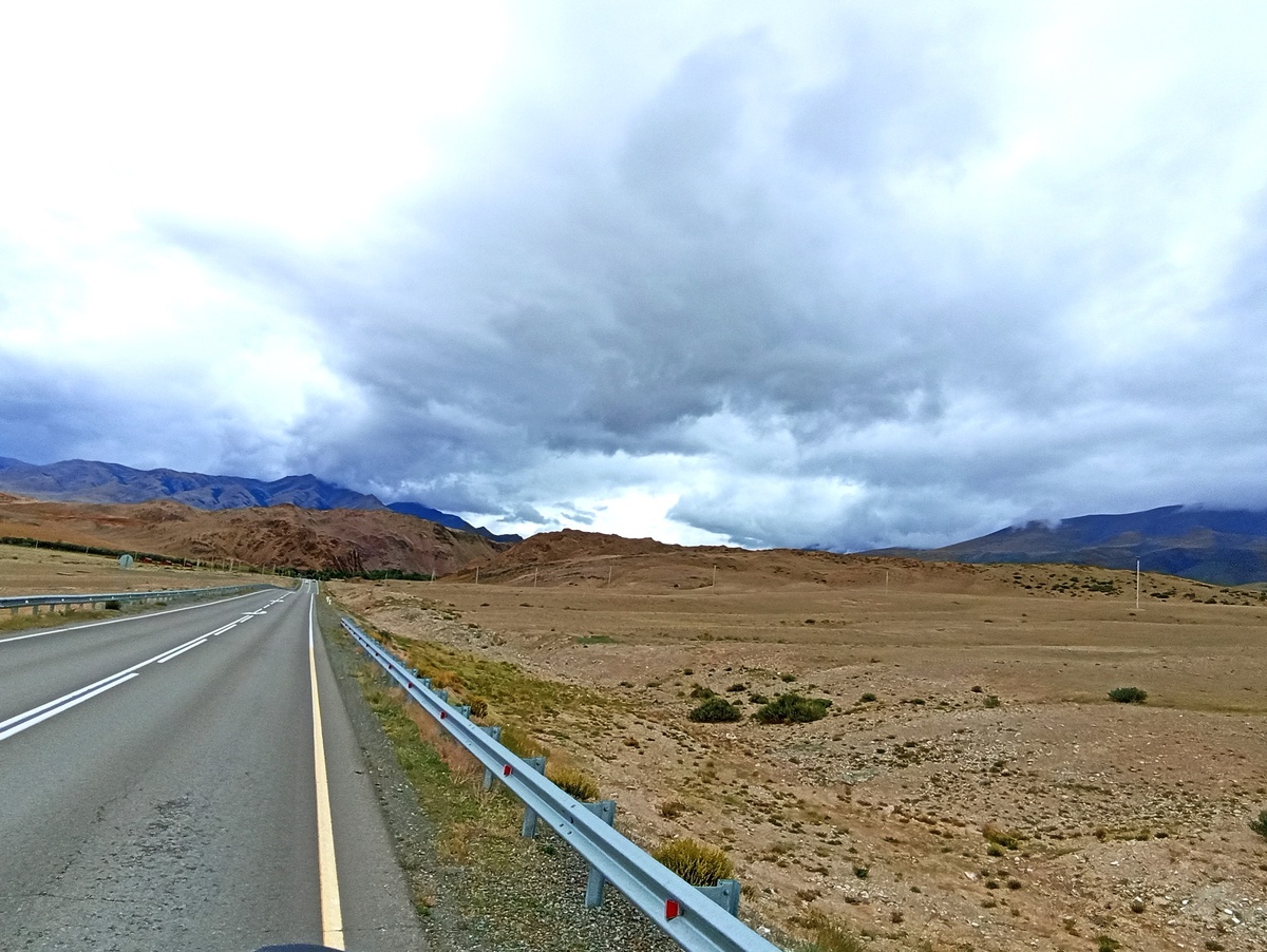 А вот по Чуйскому тракту точно можно проехать на любой машине хоть до Монголии