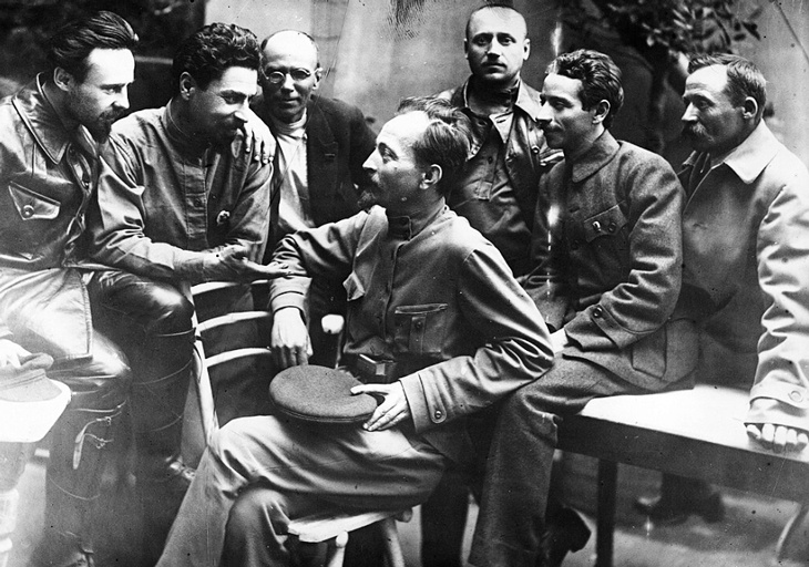 Ф.Э. Дзержинский и члены коллегии ВЧК (слева направо С.Г. Уралов, К.М. Волобуев, М.И. Васильев-Южин, И.К. Ксенофонтов, Г.С. Мороз, В.И. Савинов). 1918-1919 гг.