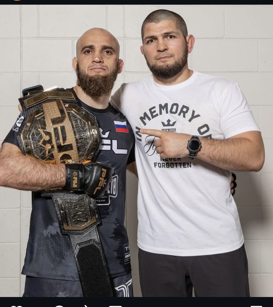 Мовлид и Хабиб с поясом чемпиона.