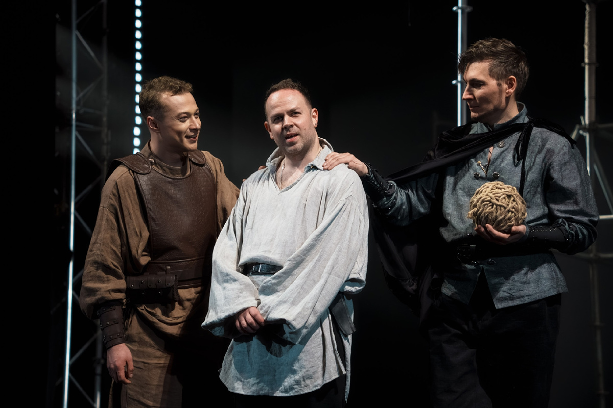 Гамлет с Розенкранцем и Гильденстерном. Фото: Олег Метлин