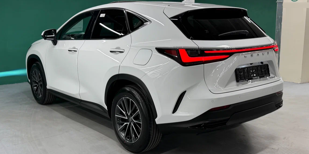 В России начали продавать японские кроссоверы Lexus NX200 в новом кузове. Сколько они стоят?