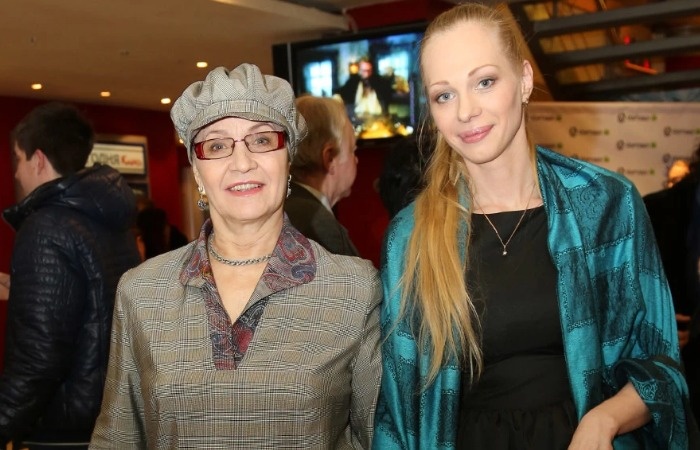 Олеся Рудакова с мамой.