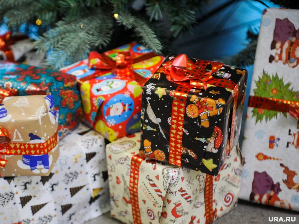     От этих специалистов требуется упаковка новогодних игрушек, подарков и подарочных наборов